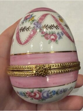 Limoges White Porcelain Floral-Trim Egg Box with Gold Accents
